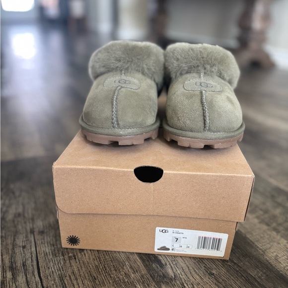 New UGG Women's Burnt Olive Shearling Clogs - Picture 3 of 7